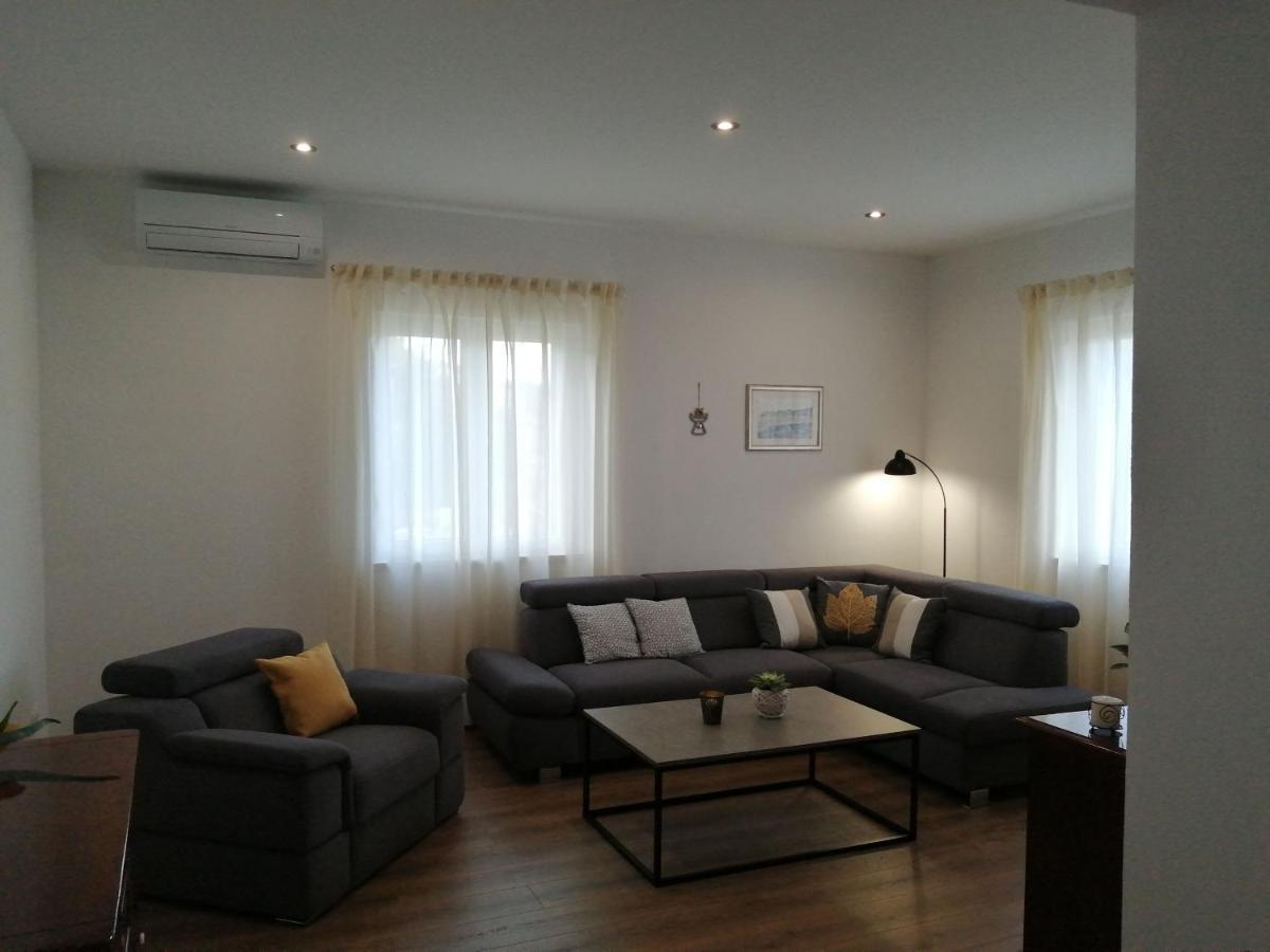 Apartments Jelka Postira Luaran gambar